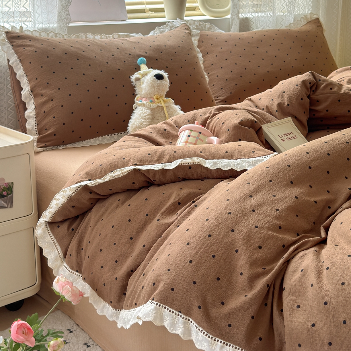 91家纺网 家纺一手货源 找家纺 喜颜 2025新款爆款云感提花皱皱纱全棉镂空花边四件套学生宿舍三件套 镂空花边-波点咖