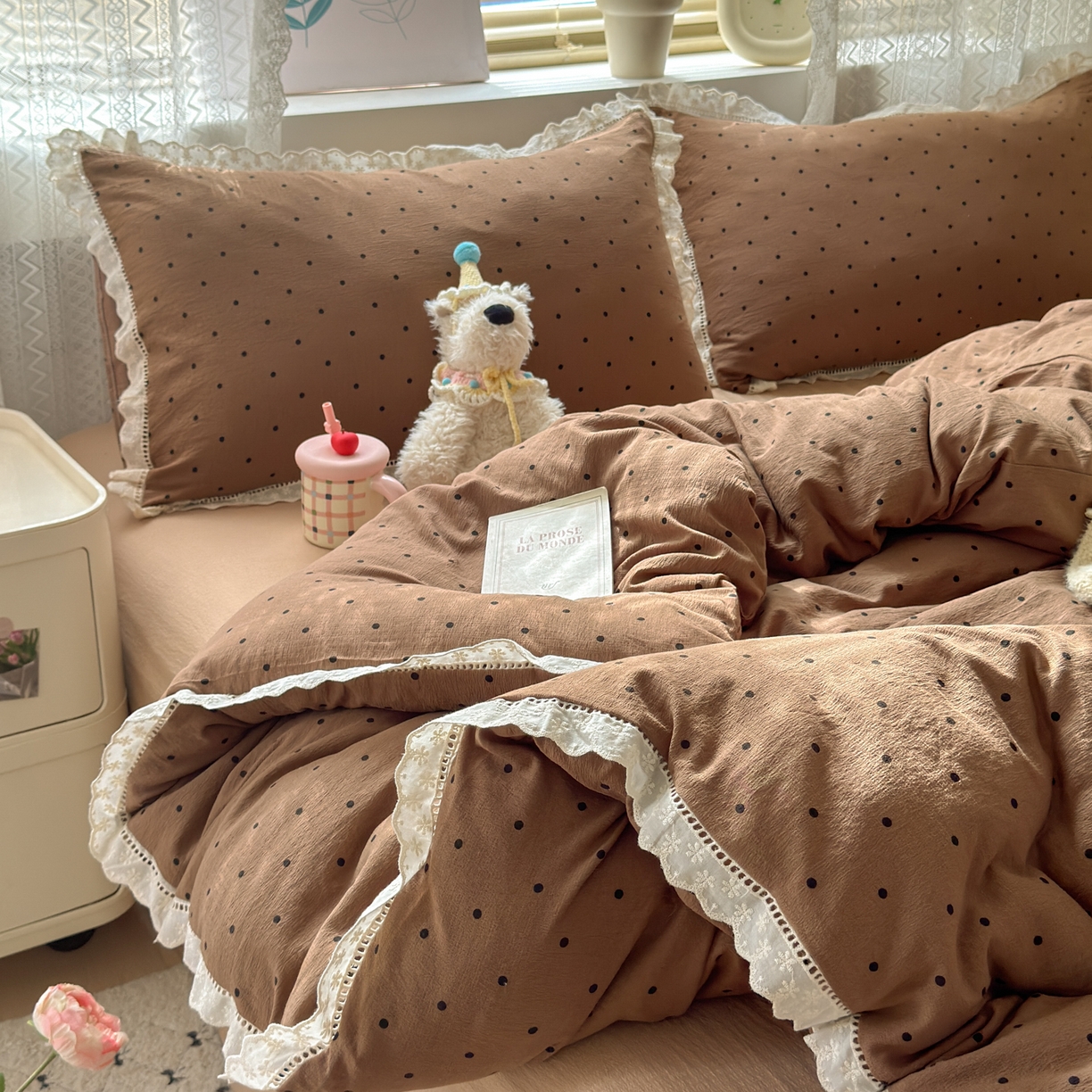 91家纺网 家纺一手货源 找家纺 喜颜 2025新款爆款云感提花皱皱纱全棉镂空花边四件套学生宿舍三件套 镂空花边-波点咖