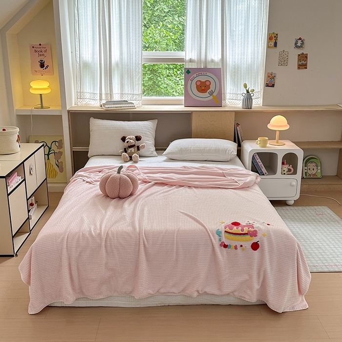 91家纺网 家纺一手货源 找家纺 （总）艾佳2025新款卡通绣花款小华夫格毛毯毯子