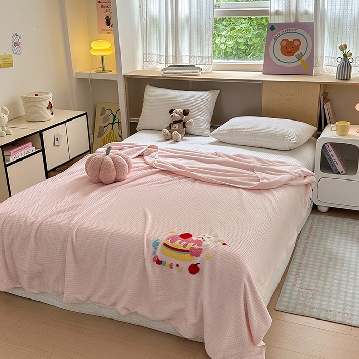 91家纺网 家纺一手货源 找家纺 （总）艾佳2025新款卡通绣花款小华夫格毛毯毯子