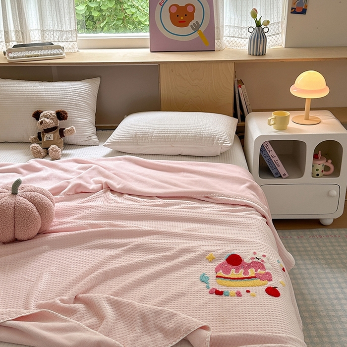 91家纺网 家纺一手货源 找家纺 （总）艾佳2025新款卡通绣花款小华夫格毛毯毯子