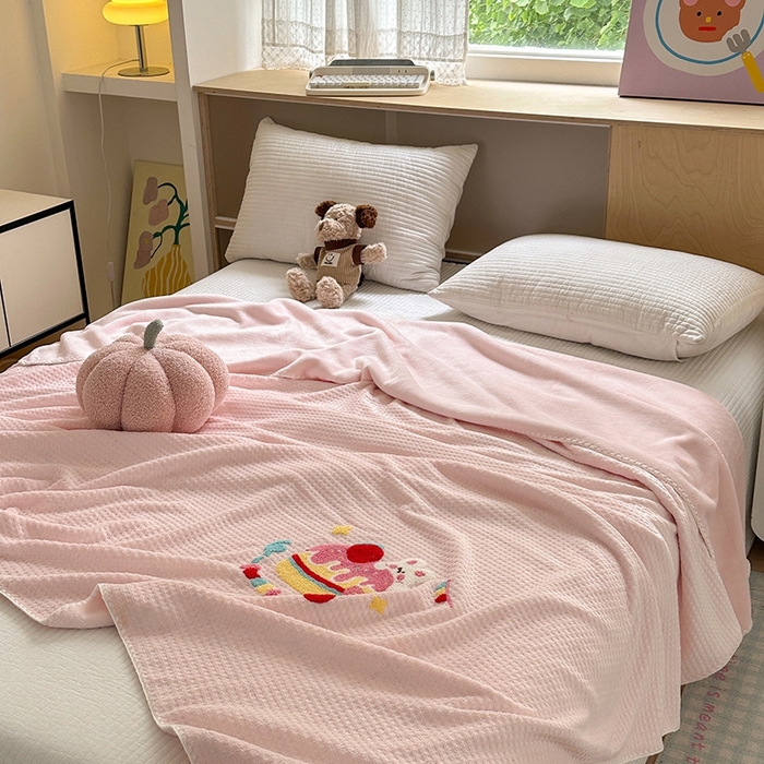 91家纺网 家纺一手货源 找家纺 （总）艾佳2025新款卡通绣花款小华夫格毛毯毯子