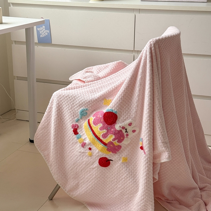 91家纺网 家纺一手货源 找家纺 艾佳2025新款卡通绣花款小华夫格毛毯毯子 华夫毯-蛋糕小兔粉