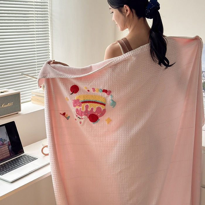 91家纺网 家纺一手货源 找家纺 艾佳2025新款卡通绣花款小华夫格毛毯毯子 华夫毯-蛋糕小兔粉