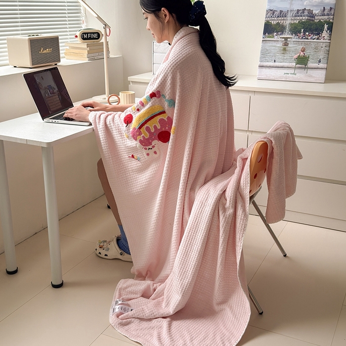 91家纺网 家纺一手货源 找家纺 艾佳2025新款卡通绣花款小华夫格毛毯毯子 华夫毯-蛋糕小兔粉