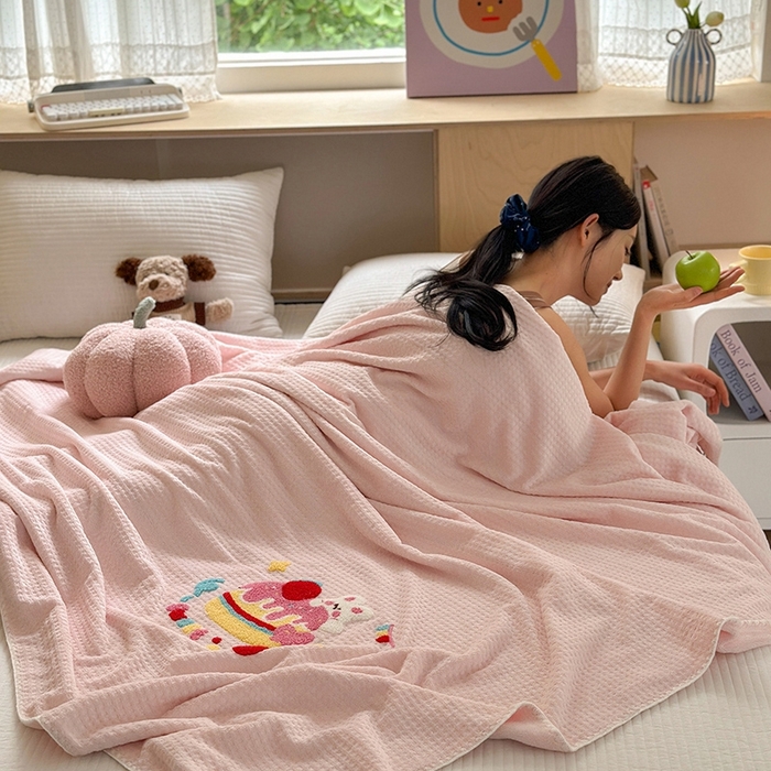 91家纺网 家纺一手货源 找家纺 艾佳2025新款卡通绣花款小华夫格毛毯毯子 华夫毯-蛋糕小兔粉