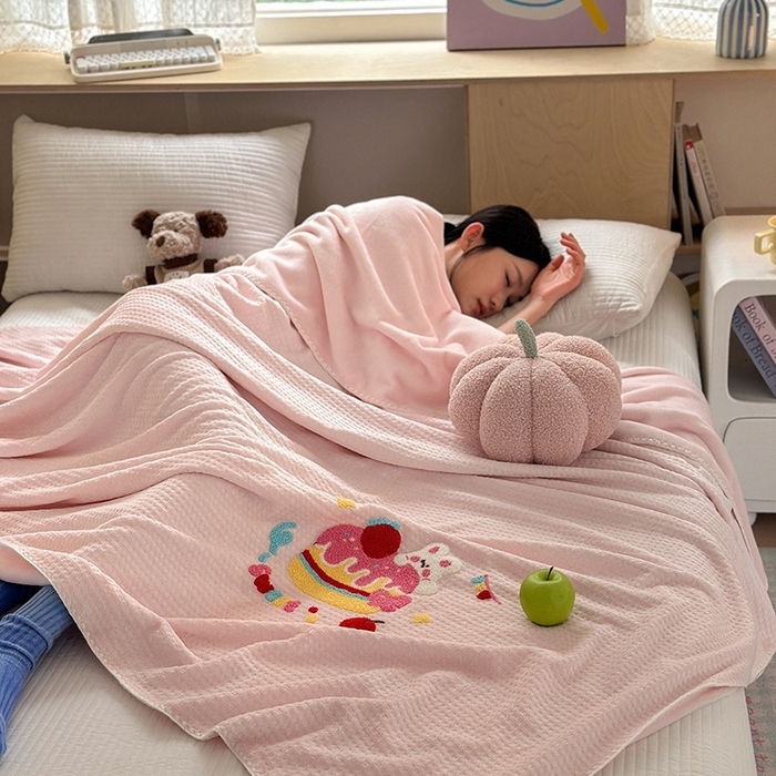 91家纺网 家纺一手货源 找家纺 艾佳2025新款卡通绣花款小华夫格毛毯毯子 华夫毯-蛋糕小兔粉