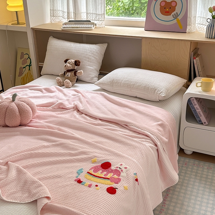 91家纺网 家纺一手货源 找家纺 艾佳2025新款卡通绣花款小华夫格毛毯毯子 华夫毯-蛋糕小兔粉