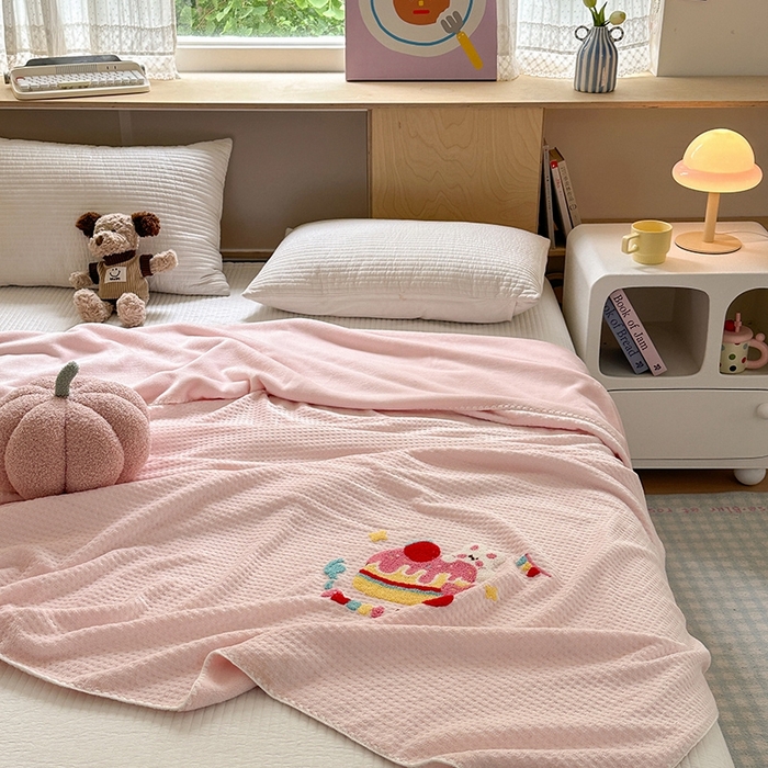 91家纺网 家纺一手货源 找家纺 艾佳2025新款卡通绣花款小华夫格毛毯毯子 华夫毯-蛋糕小兔粉