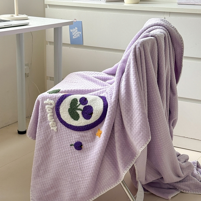 91家纺网 家纺一手货源 找家纺 艾佳2025新款卡通绣花款小华夫格毛毯毯子 华夫毯-花蝶紫