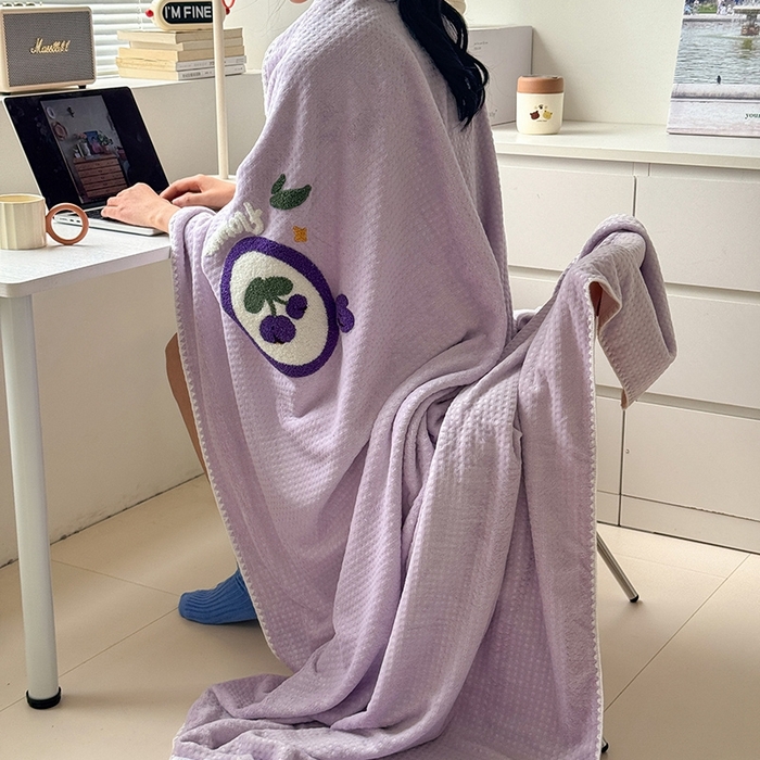 91家纺网 家纺一手货源 找家纺 艾佳2025新款卡通绣花款小华夫格毛毯毯子 华夫毯-花蝶紫