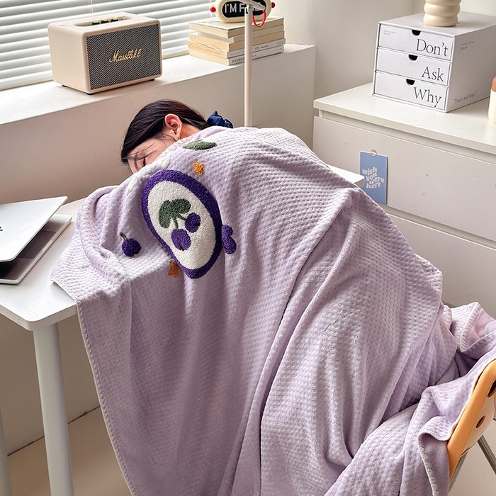 91家纺网 家纺一手货源 找家纺 艾佳2025新款卡通绣花款小华夫格毛毯毯子 华夫毯-花蝶紫