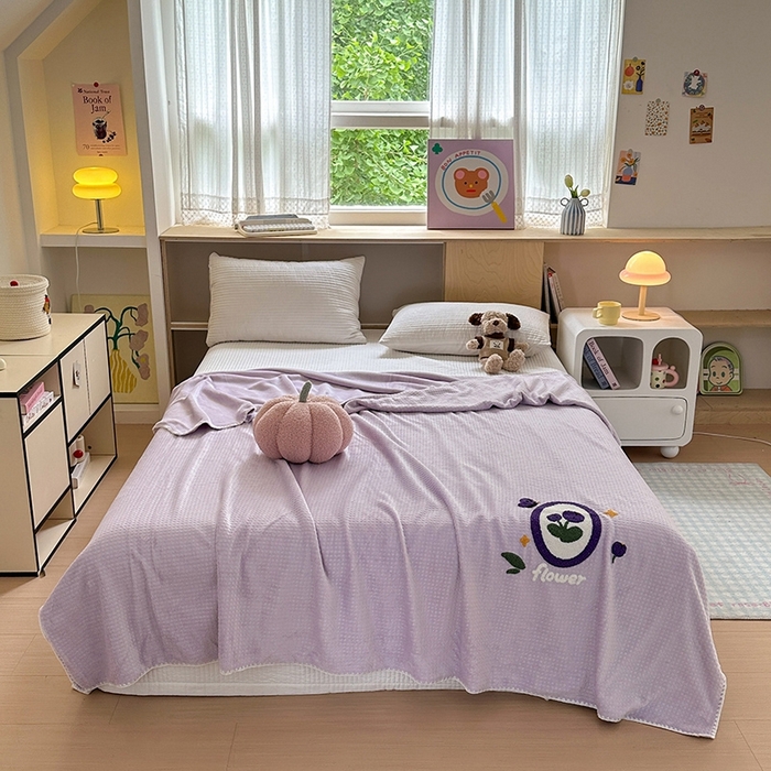 91家纺网 家纺一手货源 找家纺 艾佳2025新款卡通绣花款小华夫格毛毯毯子 华夫毯-花蝶紫