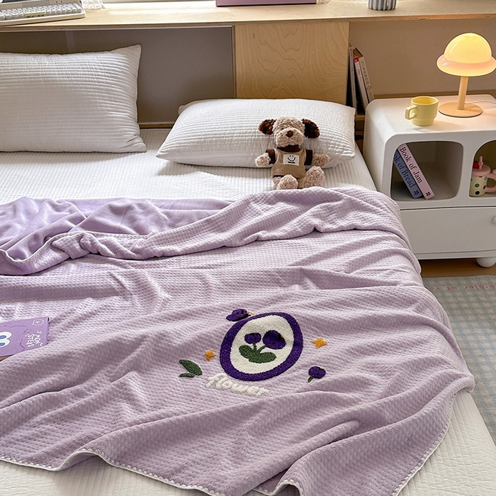 91家纺网 家纺一手货源 找家纺 艾佳2025新款卡通绣花款小华夫格毛毯毯子 华夫毯-花蝶紫