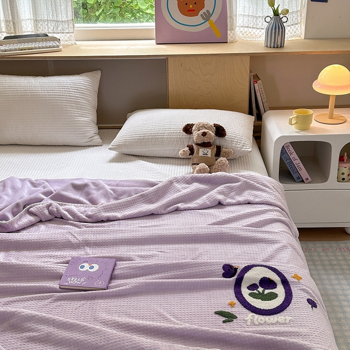 91家纺网 家纺一手货源 找家纺 艾佳2025新款卡通绣花款小华夫格毛毯毯子 华夫毯-花蝶紫