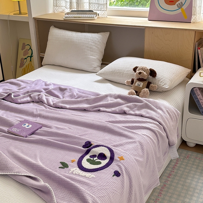 91家纺网 家纺一手货源 找家纺 艾佳2025新款卡通绣花款小华夫格毛毯毯子 华夫毯-花蝶紫