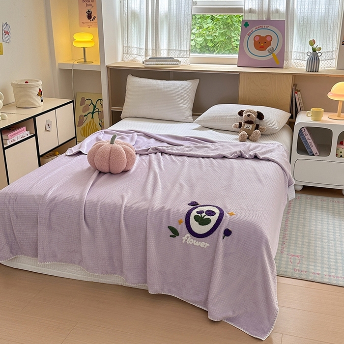 91家纺网 家纺一手货源 找家纺 艾佳2025新款卡通绣花款小华夫格毛毯毯子 华夫毯-花蝶紫