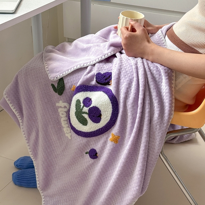 91家纺网 家纺一手货源 找家纺 艾佳2025新款卡通绣花款小华夫格毛毯毯子 华夫毯-花蝶紫