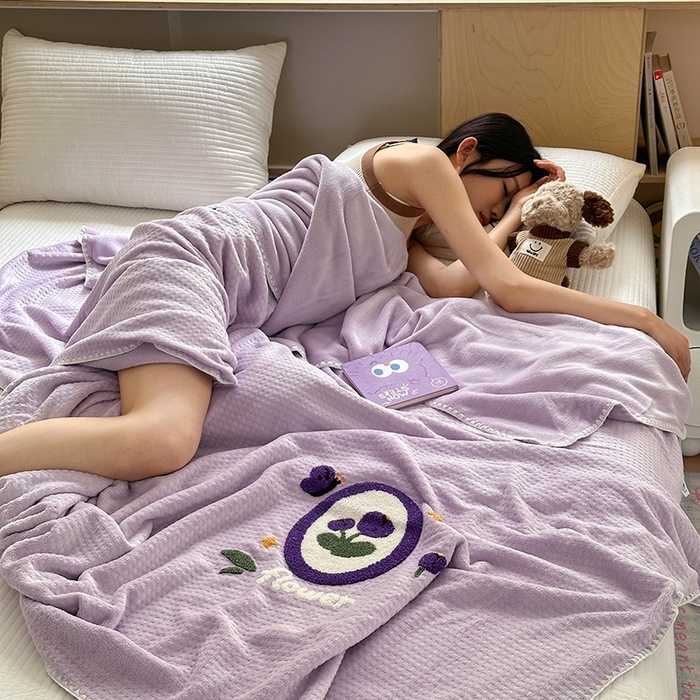 91家纺网 家纺一手货源 找家纺 艾佳2025新款卡通绣花款小华夫格毛毯毯子 华夫毯-花蝶紫