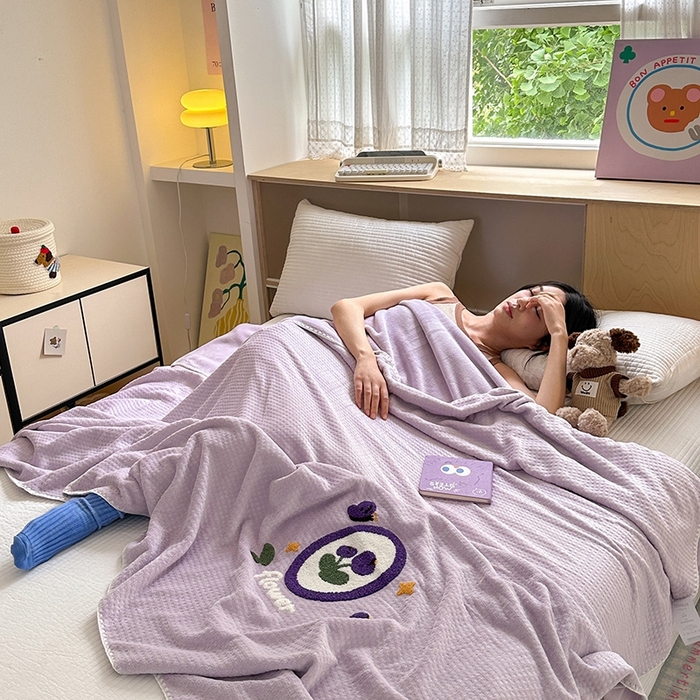 91家纺网 家纺一手货源 找家纺 艾佳2025新款卡通绣花款小华夫格毛毯毯子 华夫毯-花蝶紫