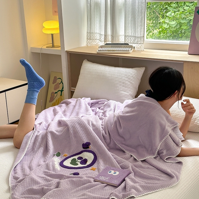 91家纺网 家纺一手货源 找家纺 艾佳2025新款卡通绣花款小华夫格毛毯毯子 华夫毯-花蝶紫