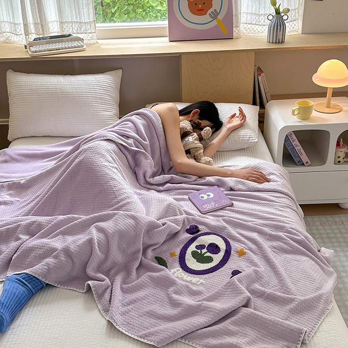 91家纺网 家纺一手货源 找家纺 艾佳2025新款卡通绣花款小华夫格毛毯毯子 华夫毯-花蝶紫