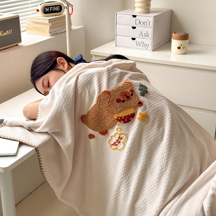91家纺网 家纺一手货源 找家纺 艾佳2025新款卡通绣花款小华夫格毛毯毯子 华夫毯-可爱巴拉咖