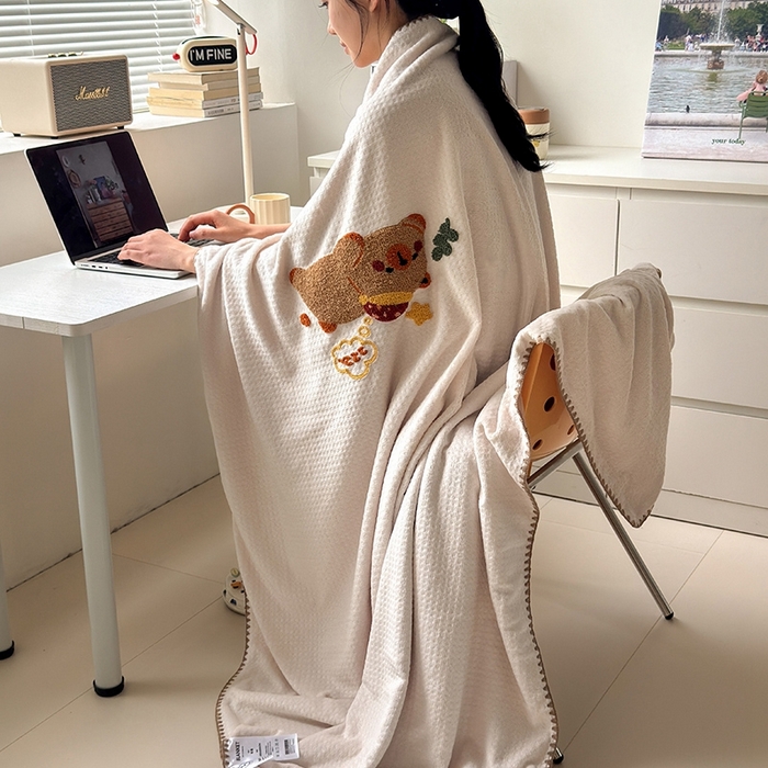 91家纺网 家纺一手货源 找家纺 艾佳2025新款卡通绣花款小华夫格毛毯毯子 华夫毯-可爱巴拉咖