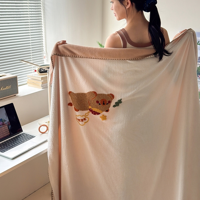 91家纺网 家纺一手货源 找家纺 艾佳2025新款卡通绣花款小华夫格毛毯毯子 华夫毯-可爱巴拉咖