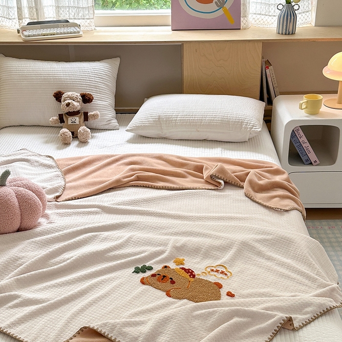 91家纺网 家纺一手货源 找家纺 艾佳2025新款卡通绣花款小华夫格毛毯毯子 华夫毯-可爱巴拉咖
