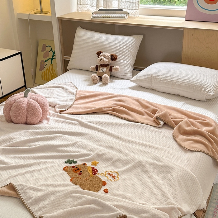 91家纺网 家纺一手货源 找家纺 艾佳2025新款卡通绣花款小华夫格毛毯毯子 华夫毯-可爱巴拉咖