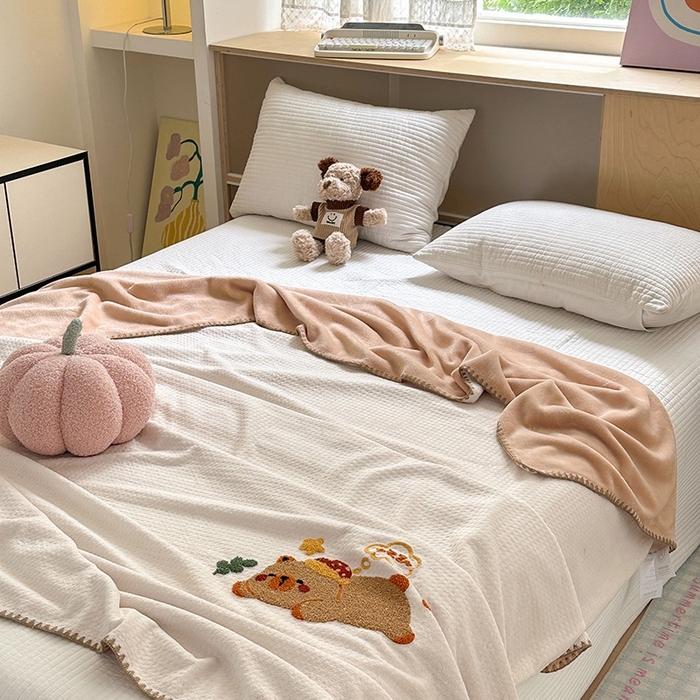 91家纺网 家纺一手货源 找家纺 艾佳2025新款卡通绣花款小华夫格毛毯毯子 华夫毯-可爱巴拉咖