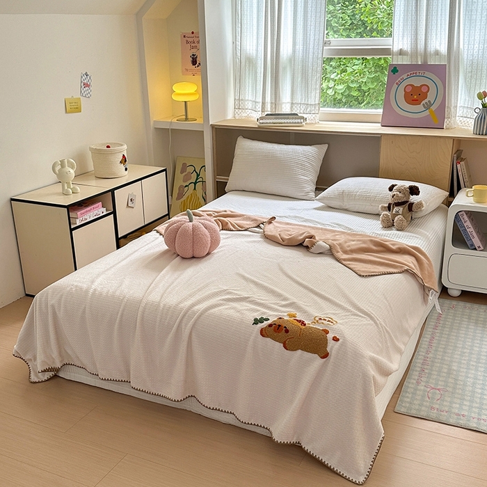 91家纺网 家纺一手货源 找家纺 艾佳2025新款卡通绣花款小华夫格毛毯毯子 华夫毯-可爱巴拉咖