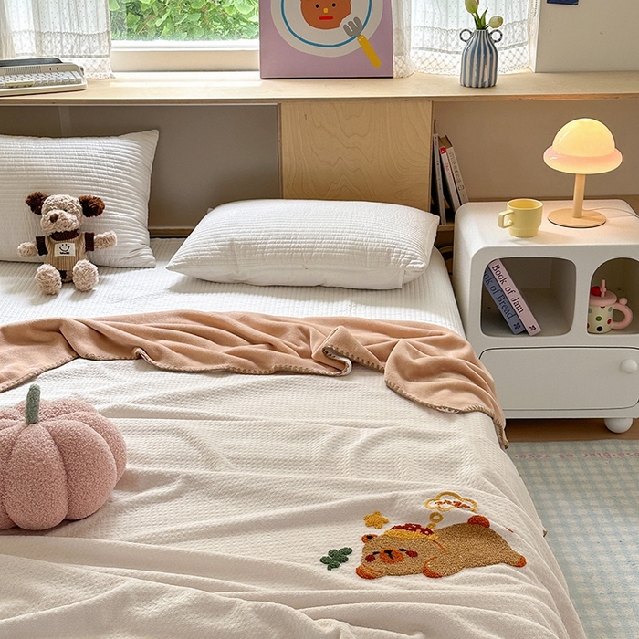 91家纺网 家纺一手货源 找家纺 艾佳2025新款卡通绣花款小华夫格毛毯毯子 华夫毯-可爱巴拉咖