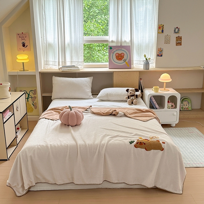 91家纺网 家纺一手货源 找家纺 艾佳2025新款卡通绣花款小华夫格毛毯毯子 华夫毯-可爱巴拉咖