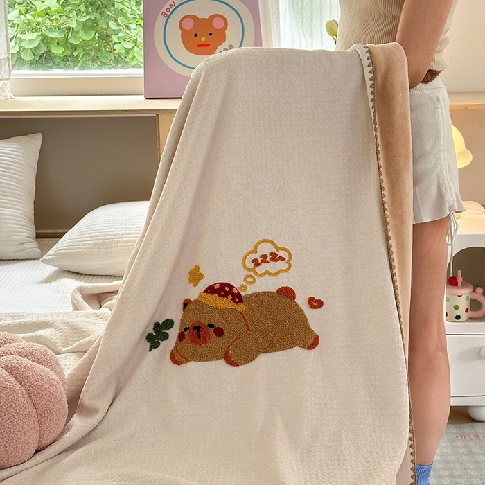 91家纺网 家纺一手货源 找家纺 艾佳2025新款卡通绣花款小华夫格毛毯毯子 华夫毯-可爱巴拉咖