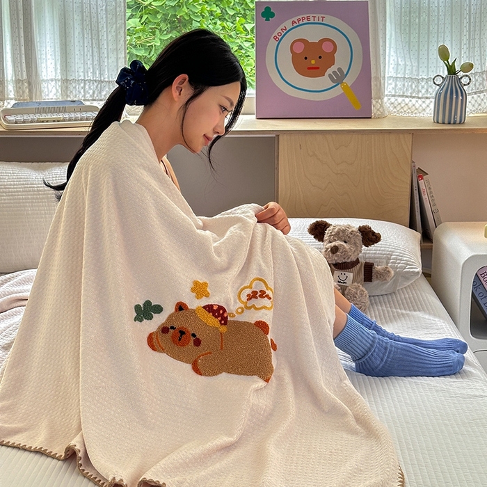 91家纺网 家纺一手货源 找家纺 艾佳2025新款卡通绣花款小华夫格毛毯毯子 华夫毯-可爱巴拉咖