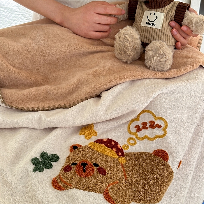 91家纺网 家纺一手货源 找家纺 艾佳2025新款卡通绣花款小华夫格毛毯毯子 华夫毯-可爱巴拉咖