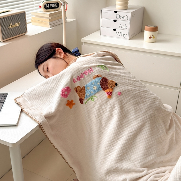 91家纺网 家纺一手货源 找家纺 艾佳2025新款卡通绣花款小华夫格毛毯毯子 华夫毯-腊肠狗白