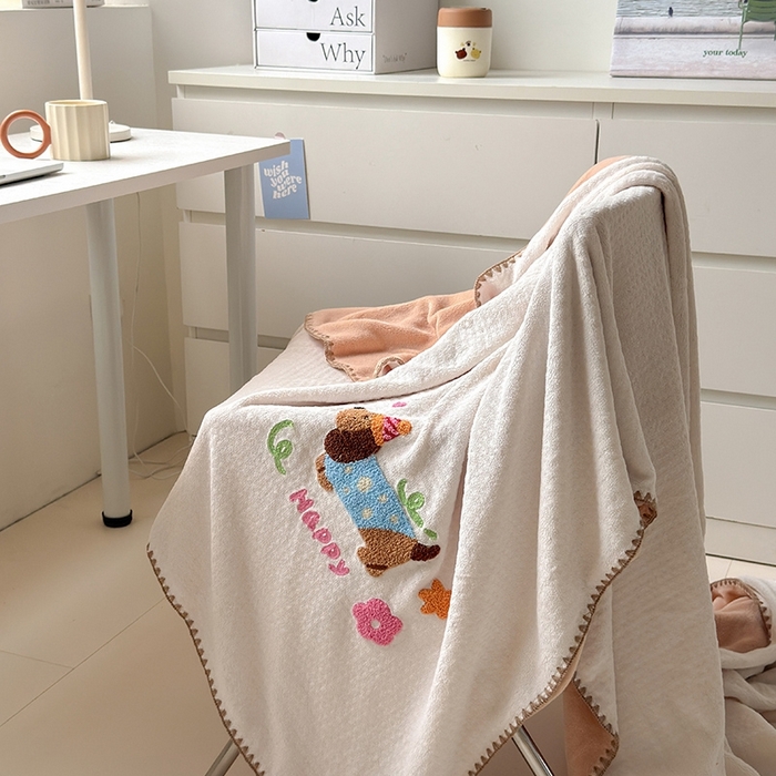 91家纺网 家纺一手货源 找家纺 艾佳2025新款卡通绣花款小华夫格毛毯毯子 华夫毯-腊肠狗白