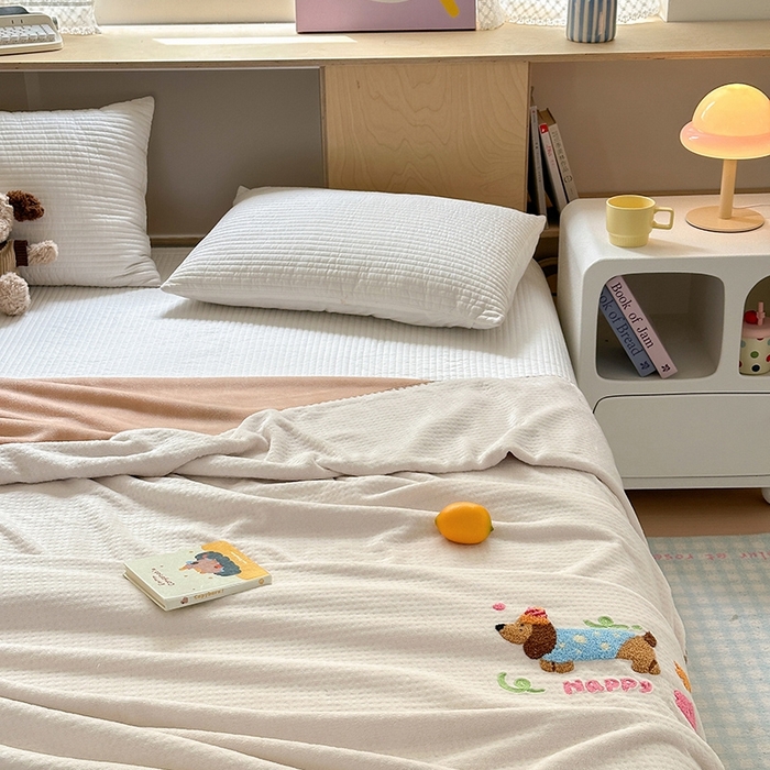 91家纺网 家纺一手货源 找家纺 艾佳2025新款卡通绣花款小华夫格毛毯毯子 华夫毯-腊肠狗白