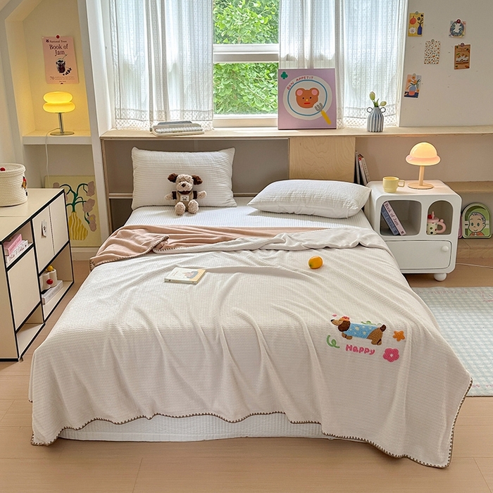 91家纺网 家纺一手货源 找家纺 艾佳2025新款卡通绣花款小华夫格毛毯毯子 华夫毯-腊肠狗白