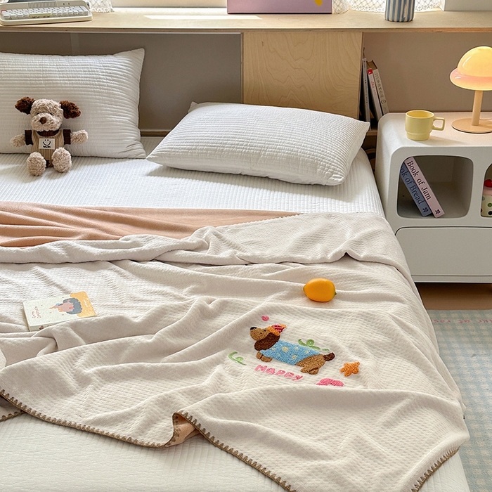 91家纺网 家纺一手货源 找家纺 艾佳2025新款卡通绣花款小华夫格毛毯毯子 华夫毯-腊肠狗白