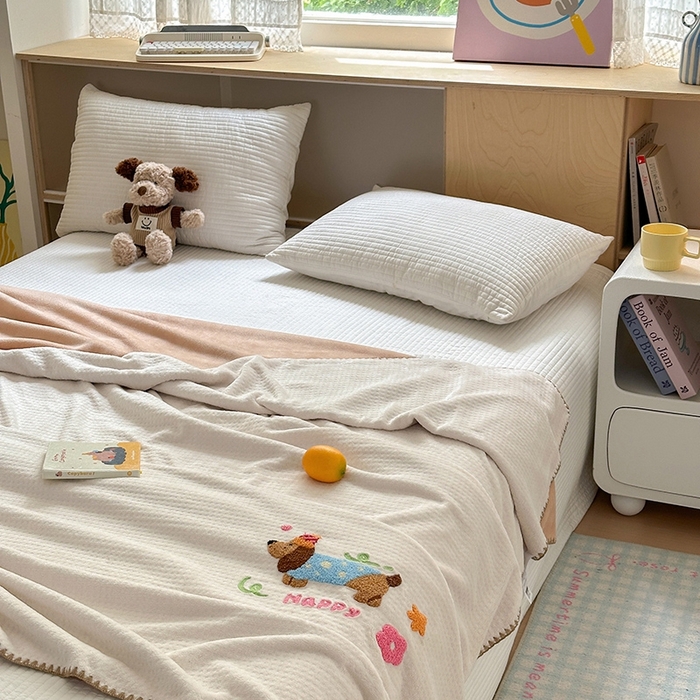 91家纺网 家纺一手货源 找家纺 艾佳2025新款卡通绣花款小华夫格毛毯毯子 华夫毯-腊肠狗白