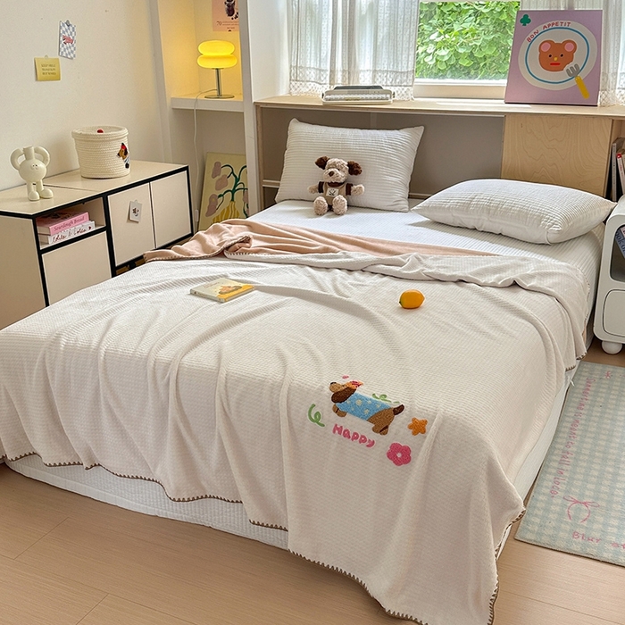 91家纺网 家纺一手货源 找家纺 艾佳2025新款卡通绣花款小华夫格毛毯毯子 华夫毯-腊肠狗白