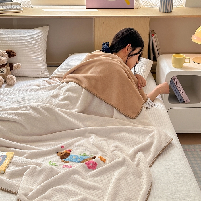 91家纺网 家纺一手货源 找家纺 艾佳2025新款卡通绣花款小华夫格毛毯毯子 华夫毯-腊肠狗白