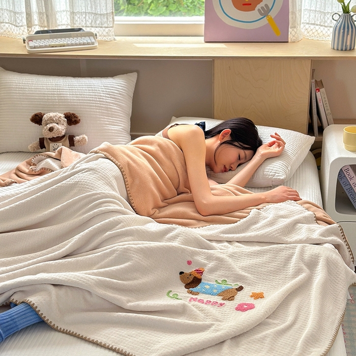 91家纺网 家纺一手货源 找家纺 艾佳2025新款卡通绣花款小华夫格毛毯毯子 华夫毯-腊肠狗白