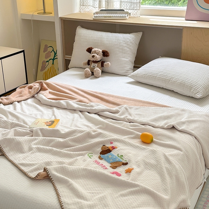 91家纺网 家纺一手货源 找家纺 艾佳2025新款卡通绣花款小华夫格毛毯毯子 华夫毯-腊肠狗白