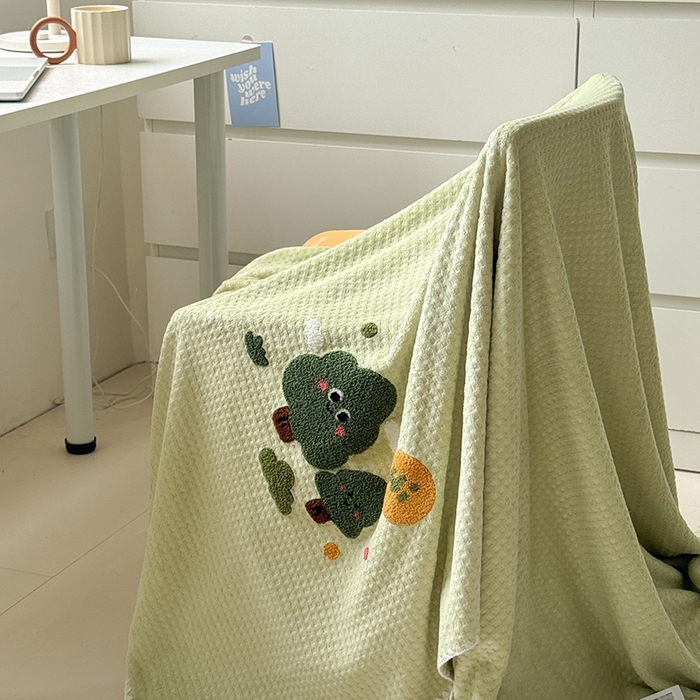 91家纺网 家纺一手货源 找家纺 艾佳2025新款卡通绣花款小华夫格毛毯毯子 华夫毯-绿森林