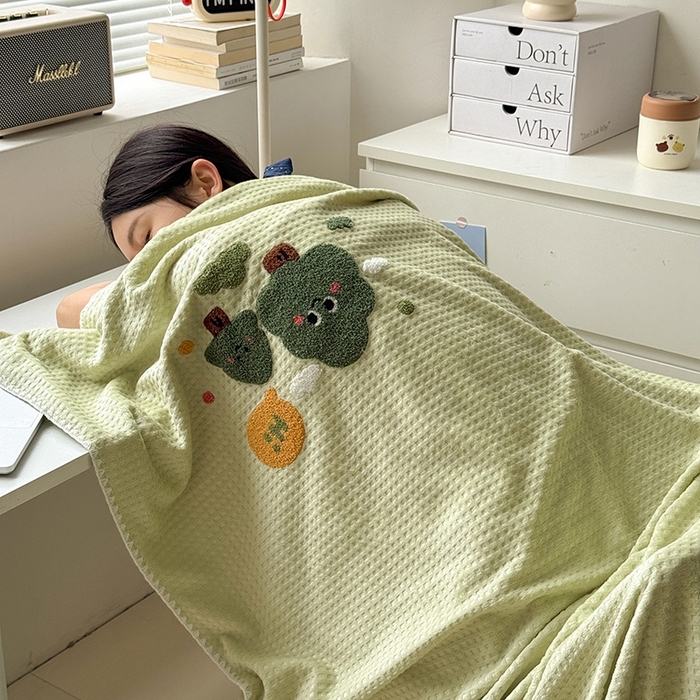 91家纺网 家纺一手货源 找家纺 艾佳2025新款卡通绣花款小华夫格毛毯毯子 华夫毯-绿森林